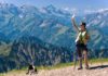 En Doğal ve En İyi Egzersizler dağda trekking yapan genç bir kadın Ana Sayfa