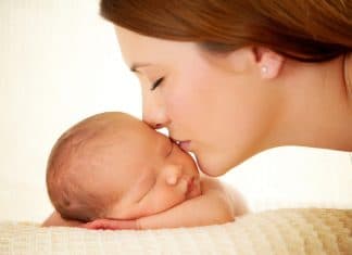 mom kissing newborn son Ana Sayfa